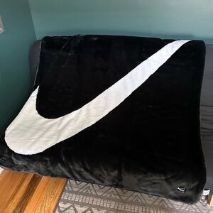 NIKE Fauz Fur Blanket NWT